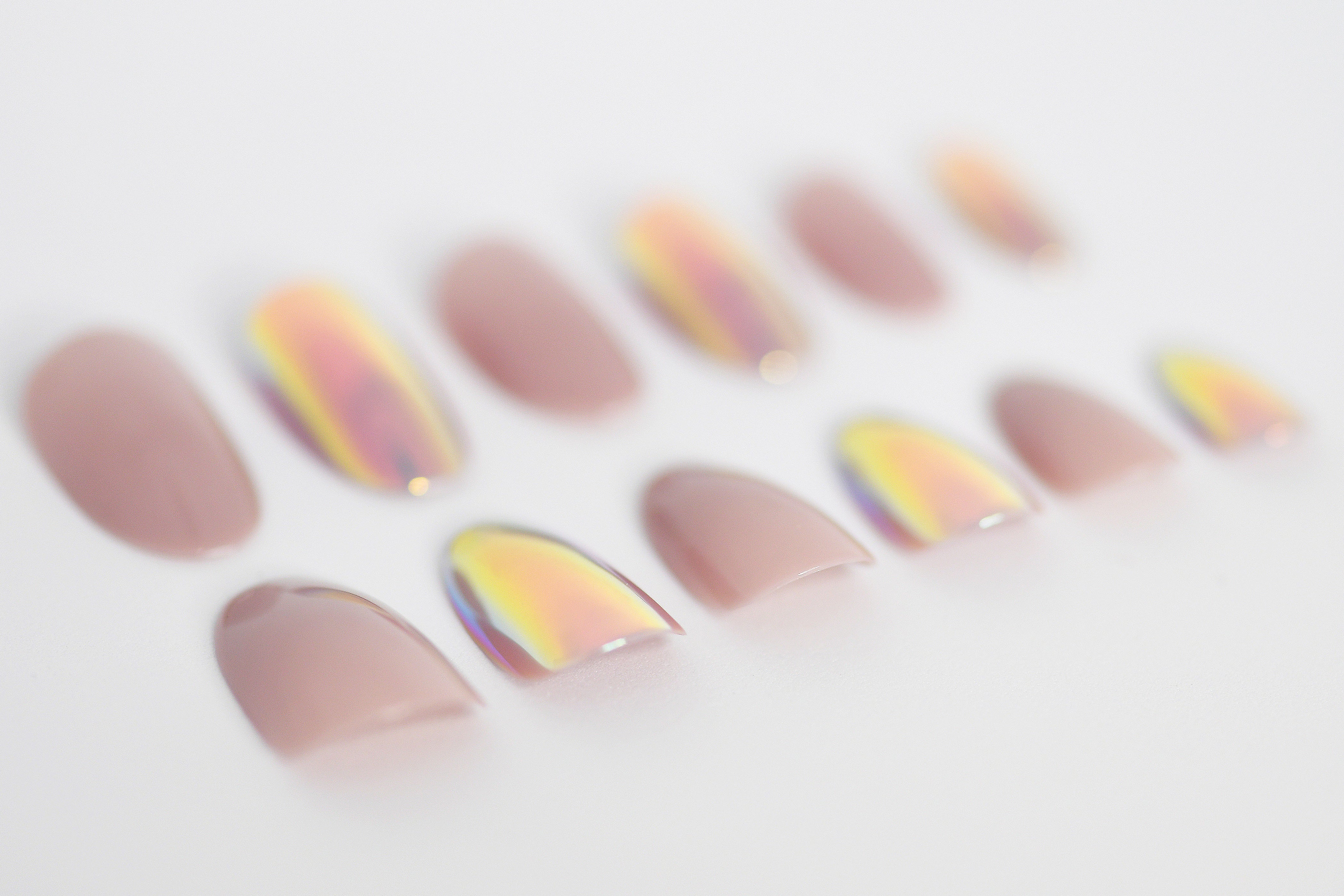 almond shape Iridescent nails